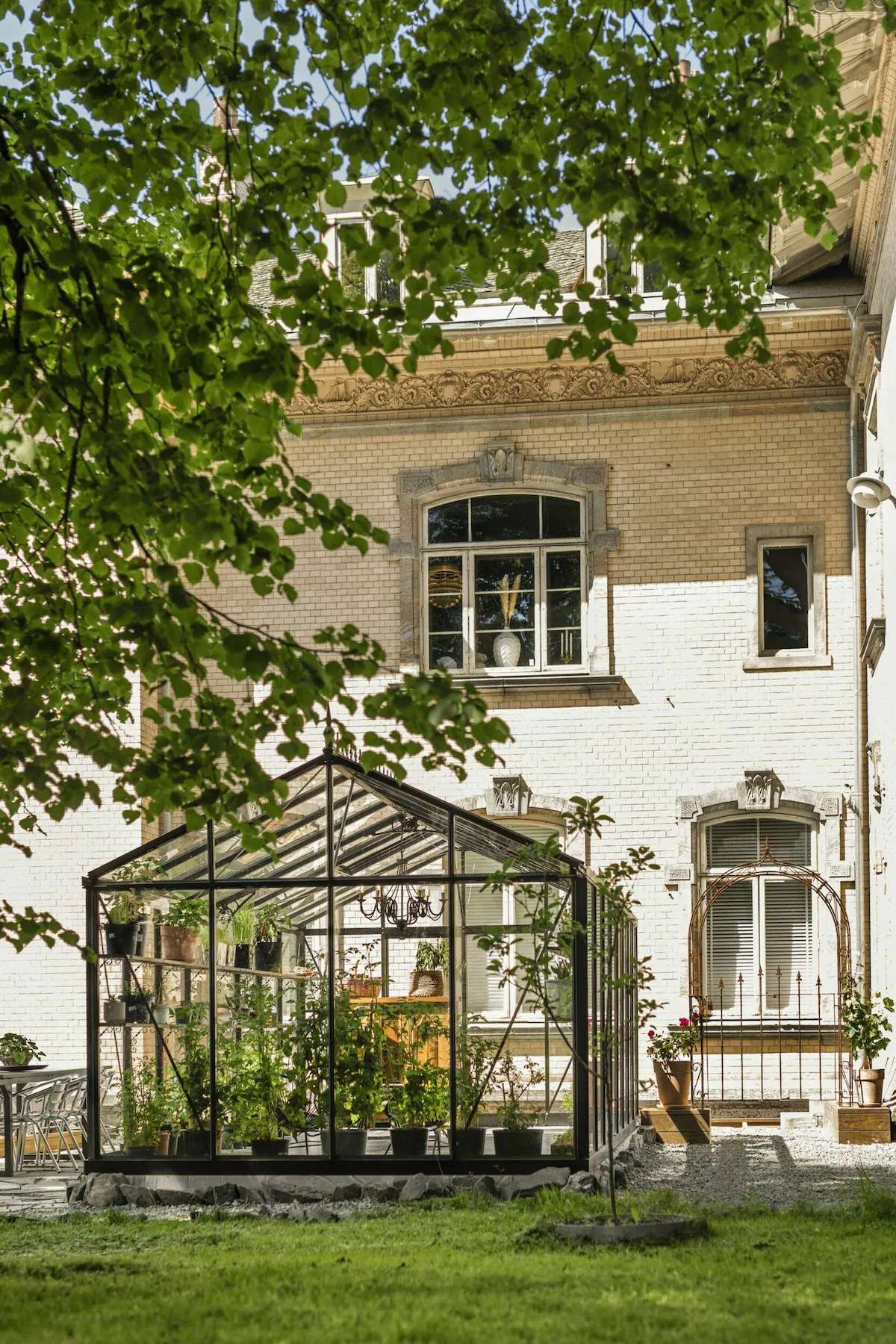 Drivhuset i hagen bak villaen