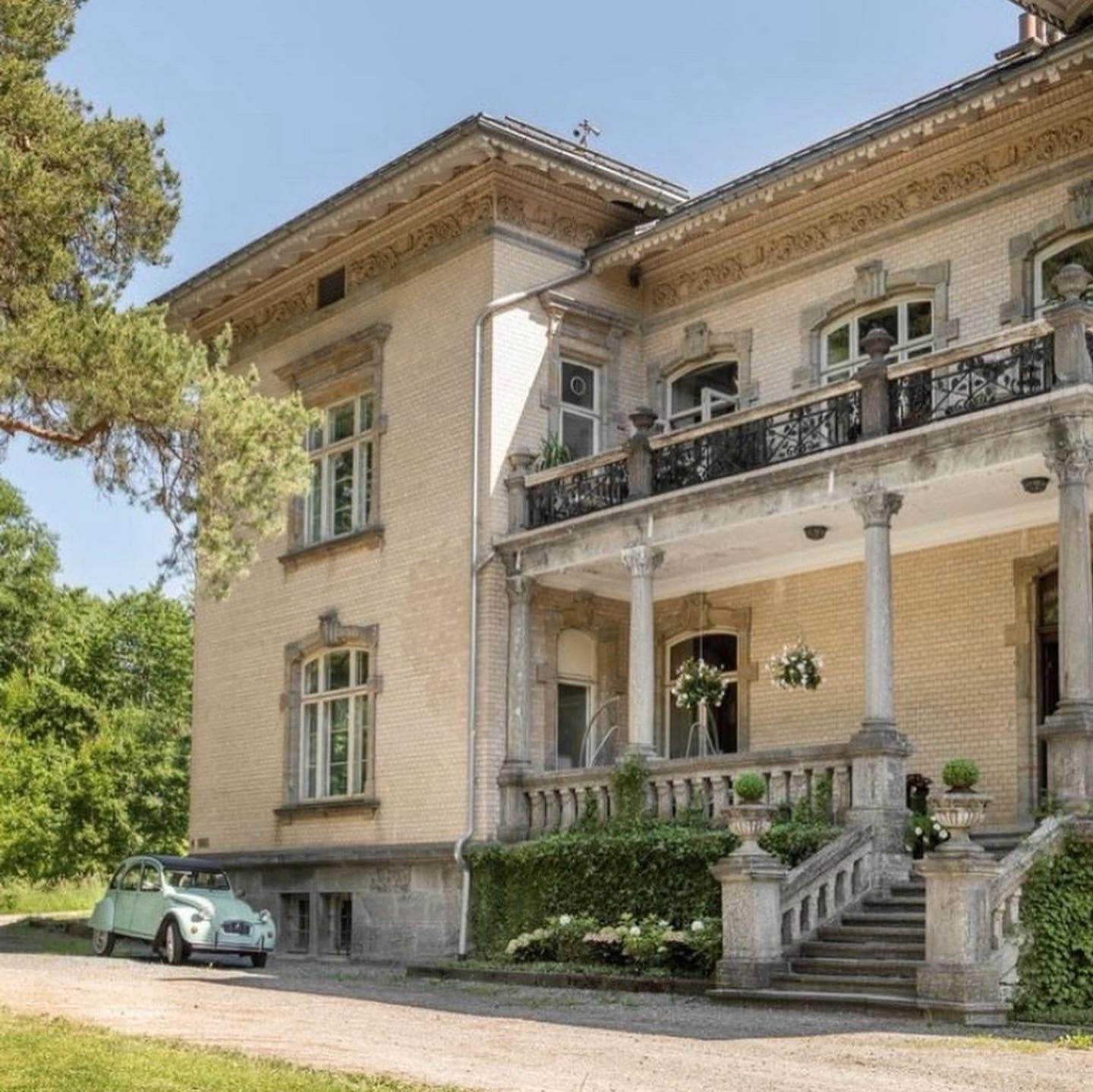 Villa Frednes med steintrapp og park